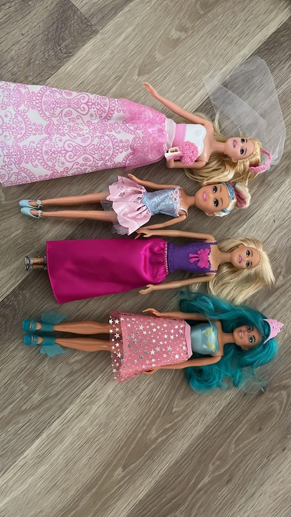 4 Barbie poppen met diverse outfits, Ophalen of Verzenden, Gebruikt, Barbie
