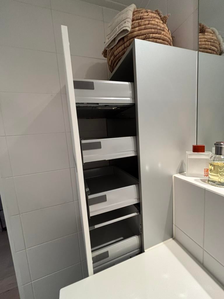 Gratis badkamerkast, Huis en Inrichting, Kasten | Roldeurkasten en Archiefkasten, Ophalen, Minder dan 50 cm, Zo goed als nieuw