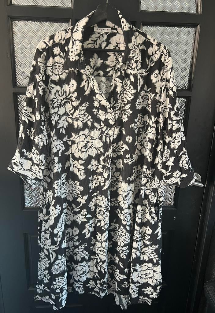Zwart wit hebloemde Zhenzi blouse, Ophalen of Verzenden, Zo goed als nieuw, Wit, Boven de knie