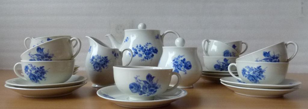 Apart model MOSA Thee Servies met Blauwe Rozen 5 bruggen, Antiek en Kunst, Antiek | Servies los, Ophalen of Verzenden