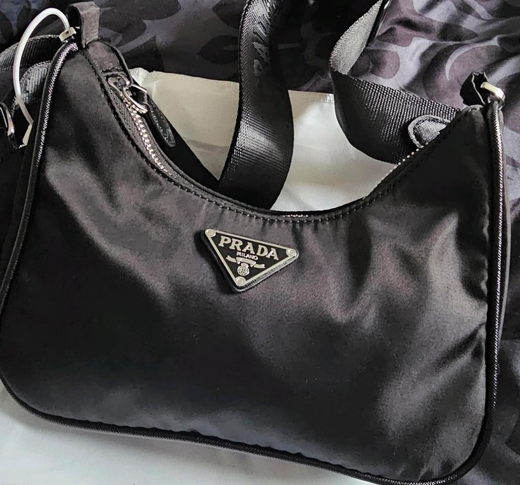 Prada Re-Edition crossbody Authentiek met serienummer, Sieraden, Tassen en Uiterlijk, Tassen | Rugtassen, Overige merken, 25 tot 40 cm
