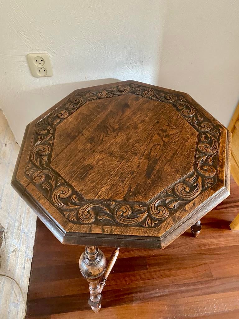 Antieke achthoekige bijzettafel met houtsnijwerk, Antiek en Kunst, Antiek | Meubels | Tafels, Ophalen of Verzenden
