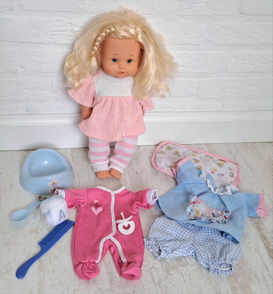 Nenuco Famosa pop met veel spullen 32 cm, Ophalen of Verzenden, Zo goed als nieuw, Pop