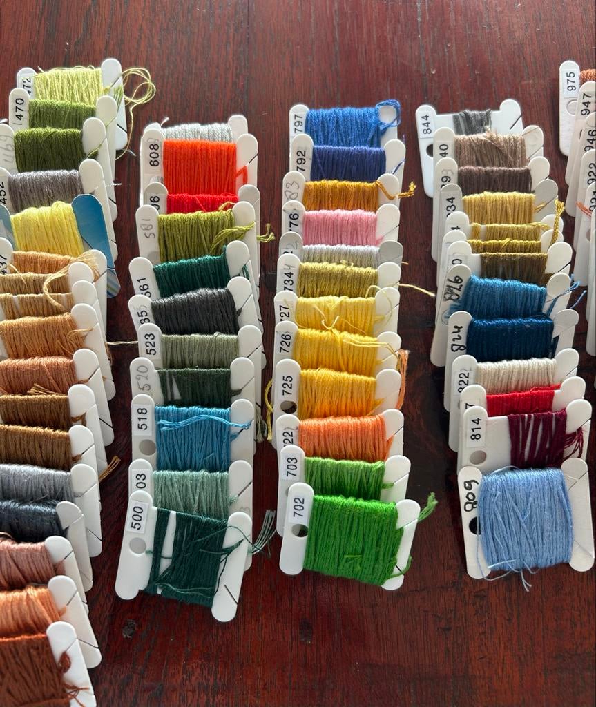 DMC Borduurgaren - 98 kaartjes met diverse kleuren, Ophalen, Gebruikt, Handborduren, Borduurgaren of Zijde