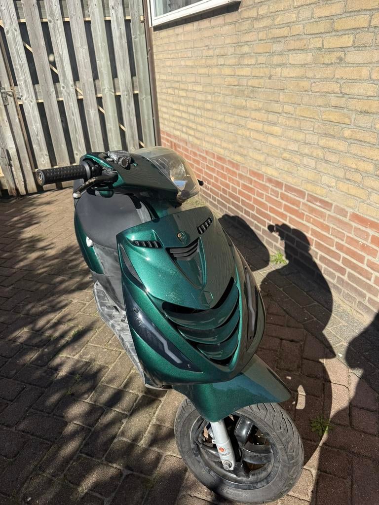 Zip 50cc 4 takt, Fietsen en Brommers, Ophalen, Zo goed als nieuw, Benzine, Zip
