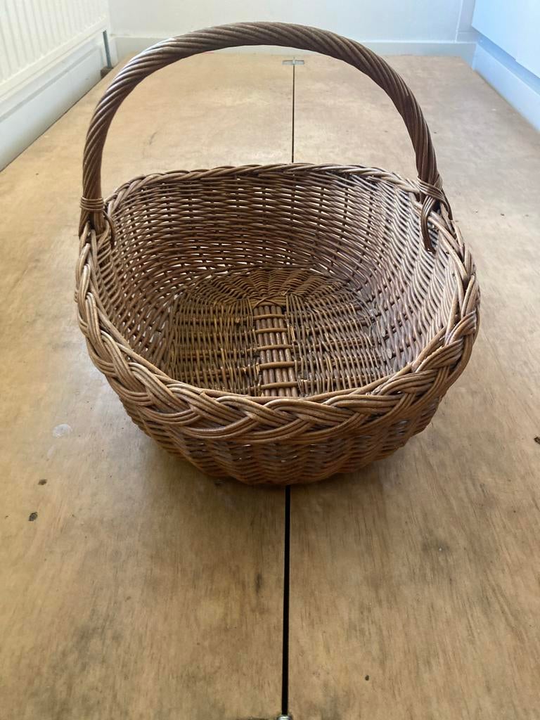 Oude mooie rieten mand, Huis en Inrichting, Woonaccessoires | Schalen en Manden, Ophalen, Gebruikt, Mand, Riet