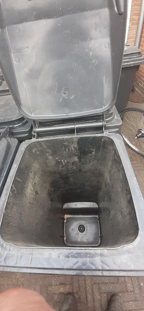 Voer bakken op wieltjes, Ophalen, Zo goed als nieuw