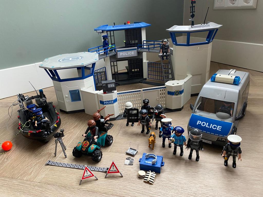 Politiebureau +boot+bus met sirene/zwaailicht+squad en meer, Ophalen, Zo goed als nieuw