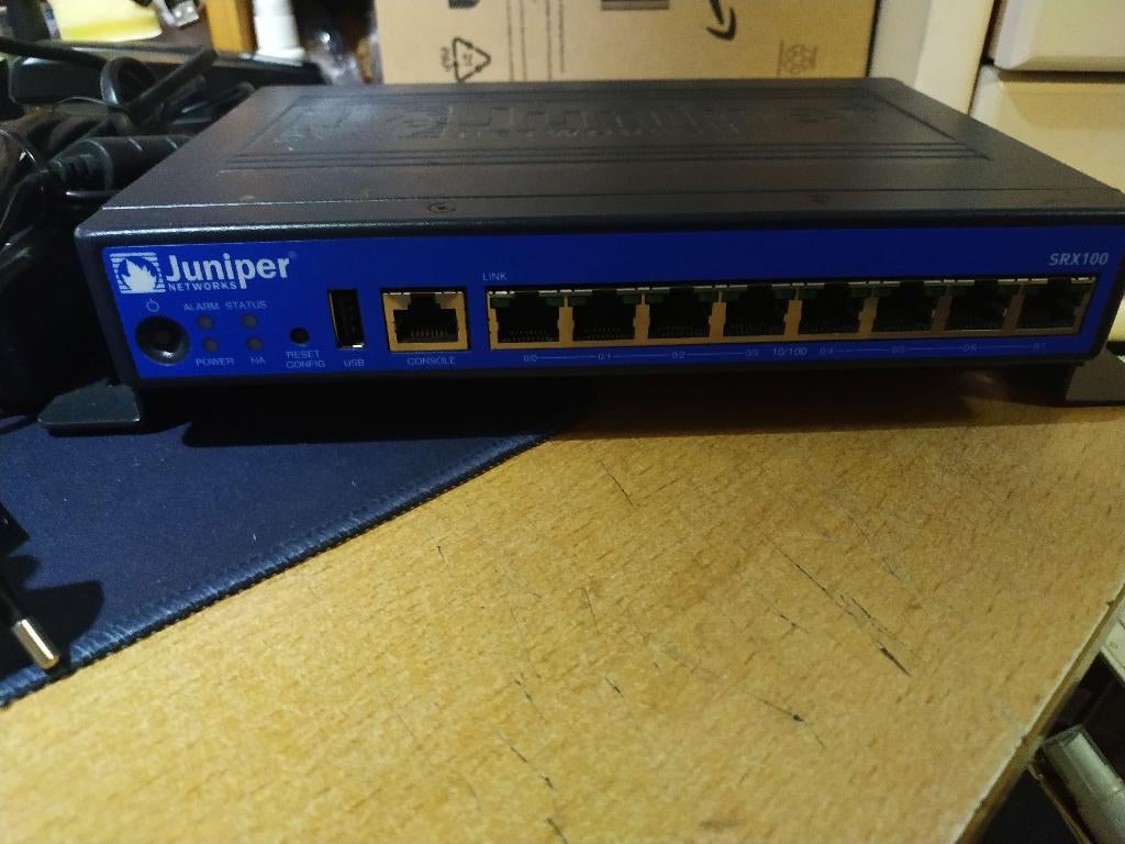 Juniper SRX100, Ophalen of Verzenden, Gebruikt, Router