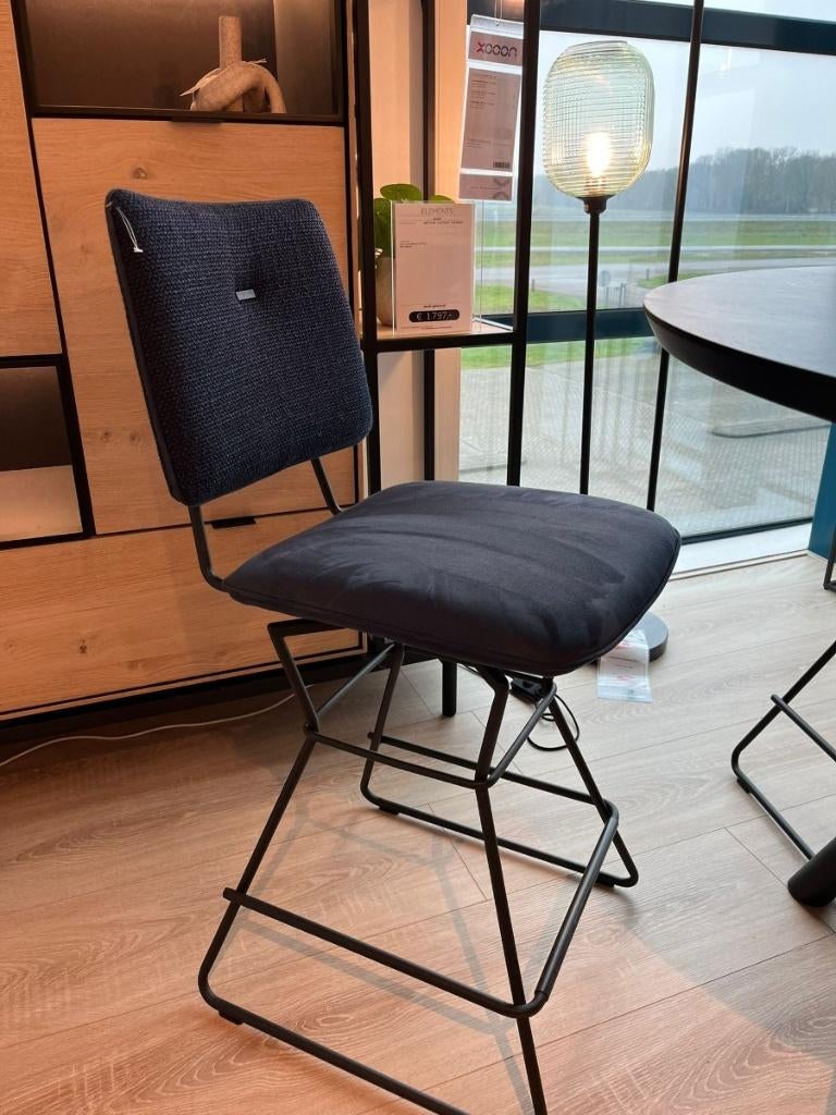 Barstoel Otis Donkerblauw | XOOON, Huis en Inrichting, Barkrukken, Ophalen, Met voetsteun, 60 tot 90 cm, Nieuw