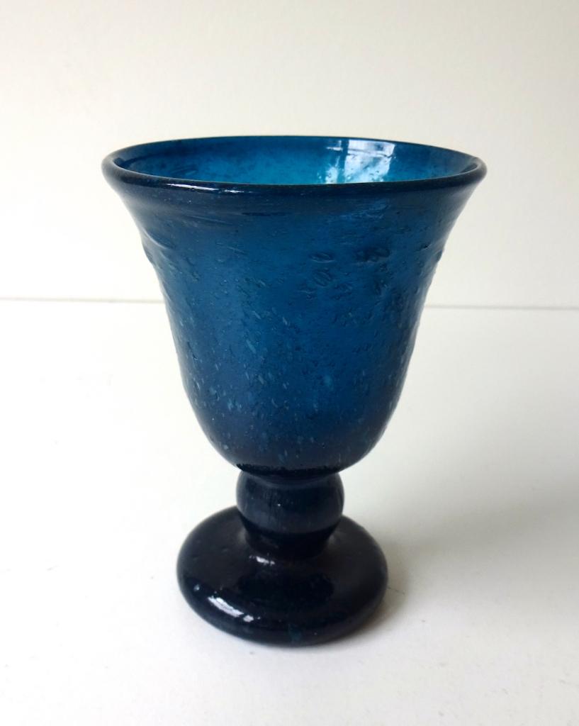 Glazen vaas op voet turquoise met luchtbellen 3618-g, Antiek en Kunst, Antiek | Glas en Kristal, Ophalen of Verzenden