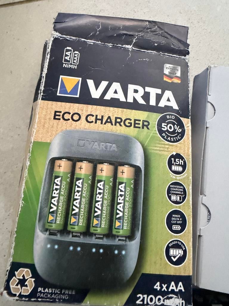 Varta Eco Charger met 4 AA Batterijen - Zo Goed Als Nieuw, Ophalen of Verzenden, Zo goed als nieuw, Oplaadbaar