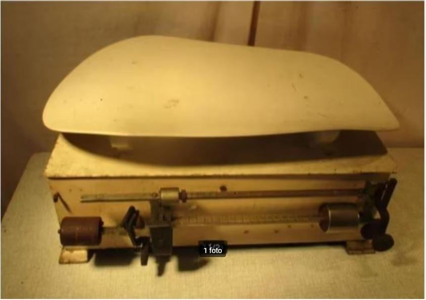 Antieke Metalen Baby Weegschaal - 51x29x25, Ophalen of Verzenden