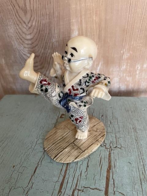 Retsin beeldje kung fu shaolin monnik restaurant de pauw., Verzamelen, Beelden en Beeldjes, Ophalen, Zo goed als nieuw, Mens