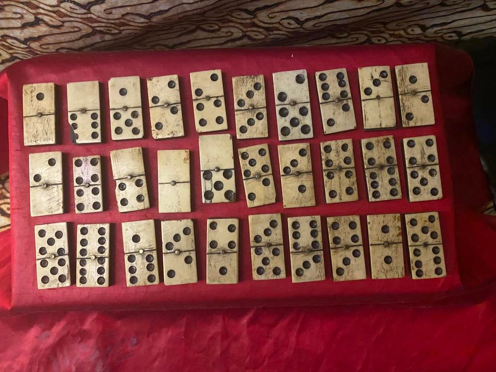ANTIEK HANDGEMAAKT DOMINO SPEL (BEEN en HARDHOUT)., Antiek en Kunst, Ophalen of Verzenden