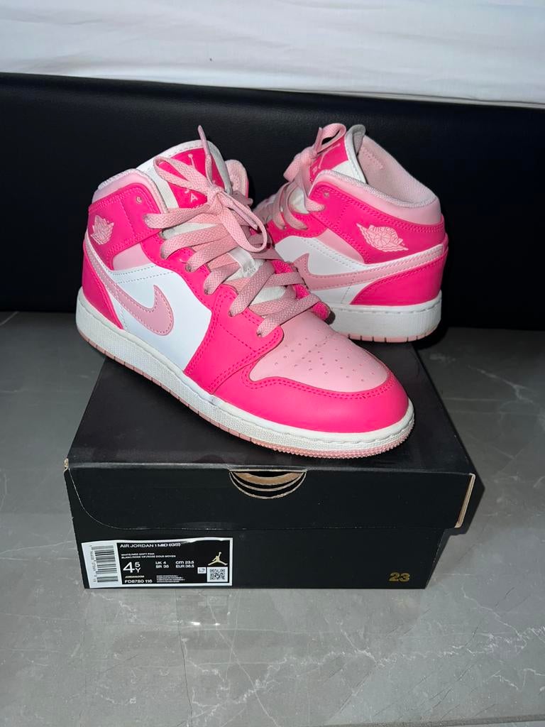 Nike air Jordan 1 mid Fierce pink barbie, Kleding | Dames, Schoenen, Ophalen of Verzenden, Zo goed als nieuw, Roze, Sneakers of Gympen