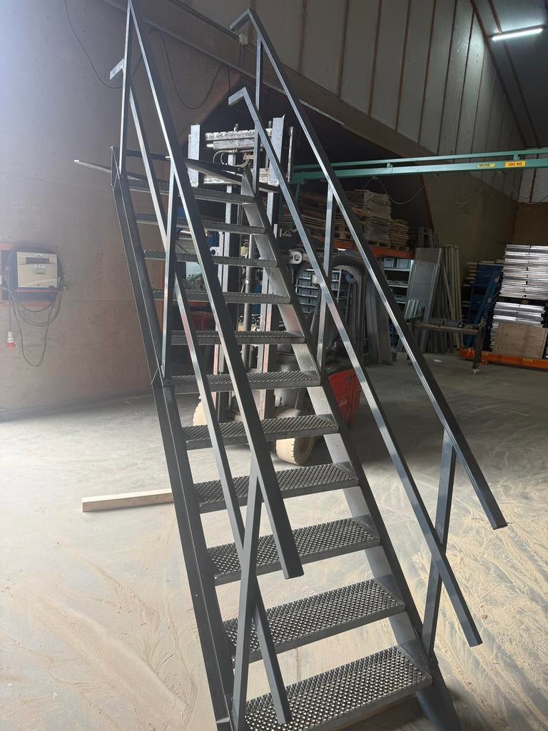 Gebruikte zoldertrap / steektrap, Ophalen, Zo goed als nieuw, Minder dan 2 meter