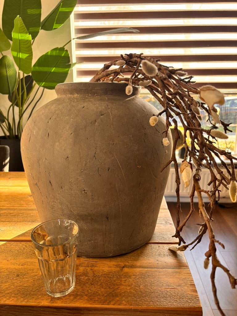 Landelijke pot met neptakken, Huis en Inrichting, Woonaccessoires | Vazen, Ophalen, Zo goed als nieuw, Overige kleuren, Minder dan 50 cm