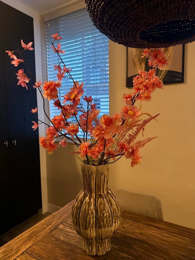 Decoratieve vaas met zijden bloemen - compleet set, Huis en Inrichting, Woonaccessoires | Vazen, Zo goed als nieuw, Overige kleuren