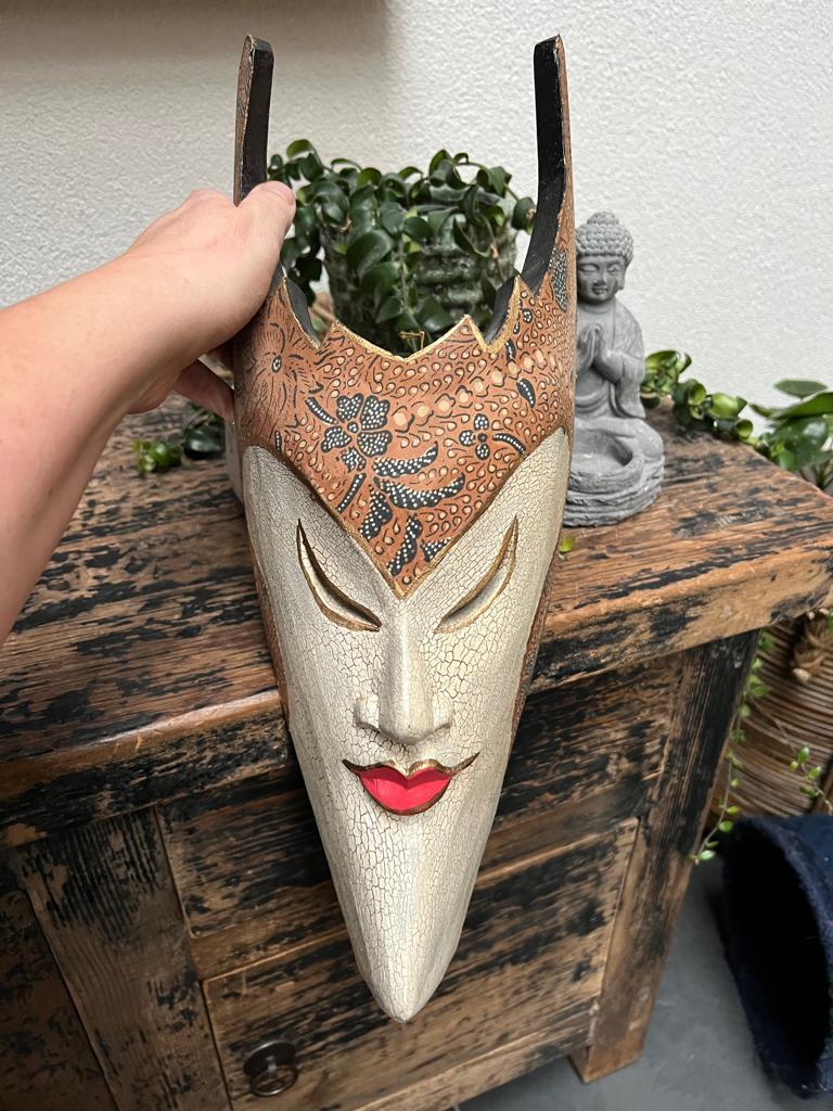 Houtsnijwerk masker uit Bali Indonesie bekleed met batik, Verburgt Vintage, Ophalen of Verzenden, Schipluidenlaan 20 5035KJ Tilburg