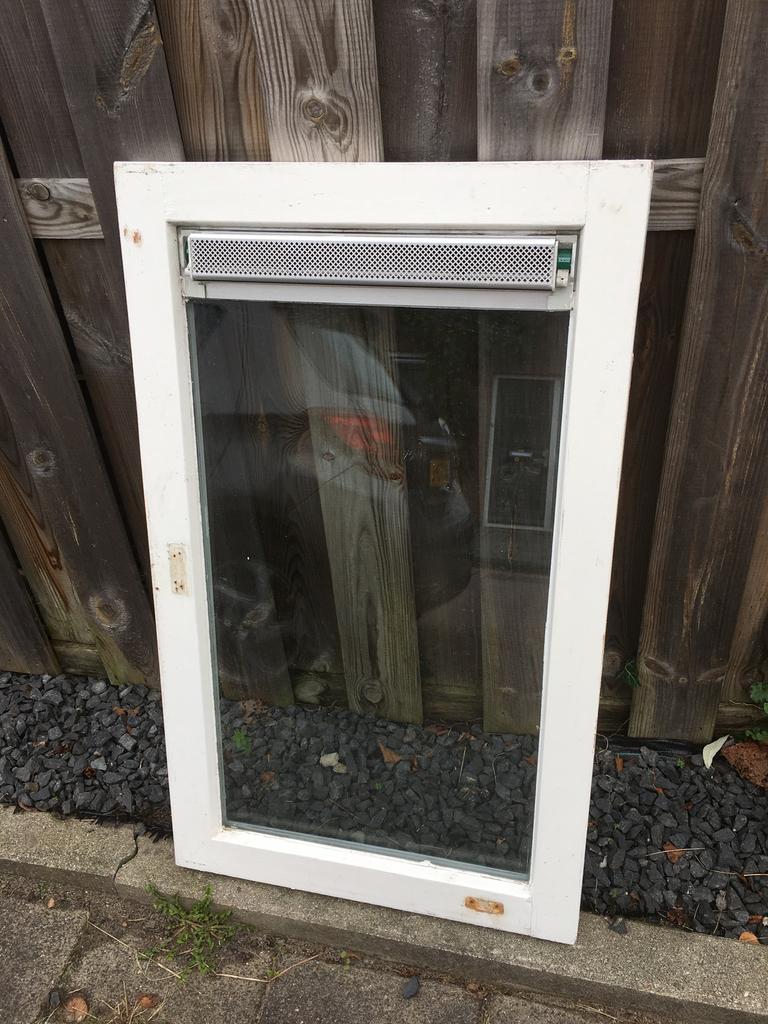Hardhouten raam met dubbelglas en rooster, Doe-het-zelf en Verbouw, Glas en Ramen, Gebruikt, Gevelraam of Ruit, Minder dan 80 cm
