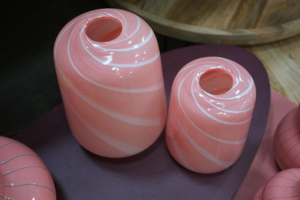 2 leuke hippe ronde vazen CANDY roze / wit, Ophalen of Verzenden, Zo goed als nieuw