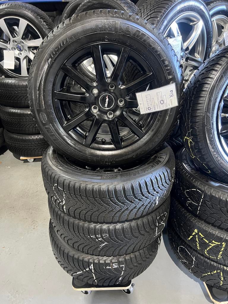 Nieuwe zwarte velgen met banden voor Kia - 15 inch, Ophalen, 15 inch, Banden en Velgen, Nieuw