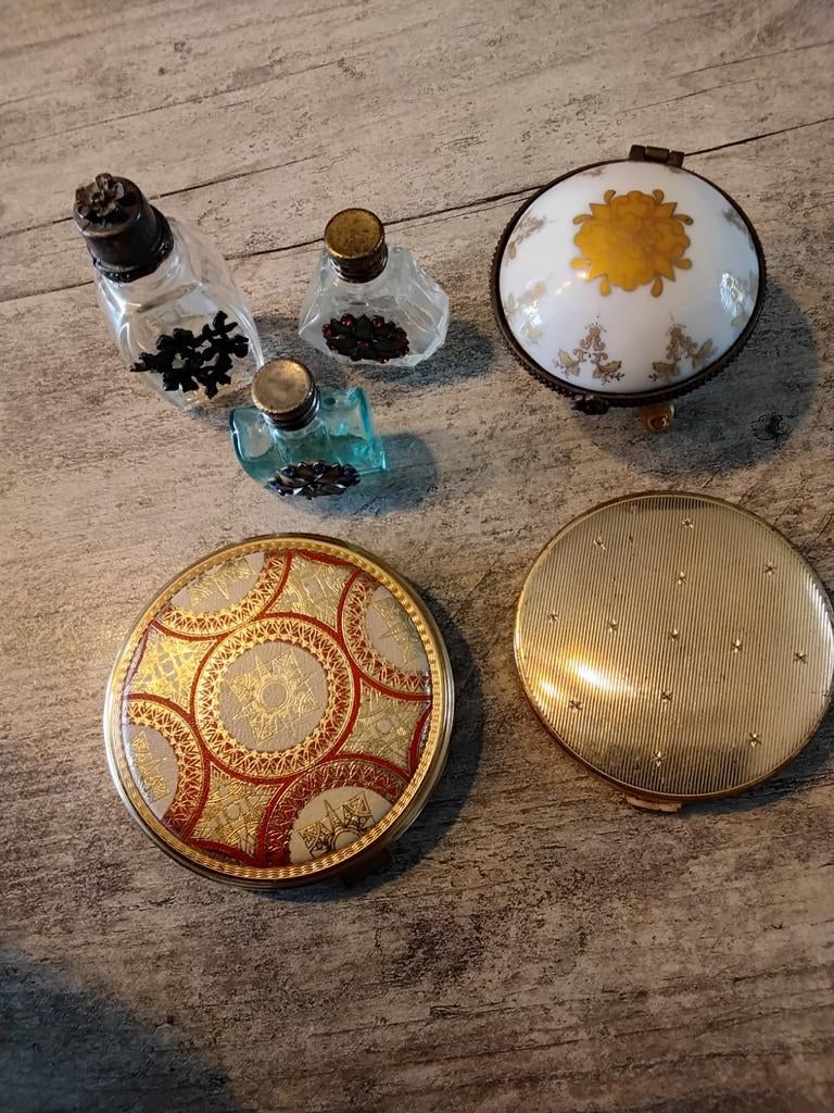 Flesjes poederdozen en sieraden doosje., Ophalen of Verzenden, Miniatuur