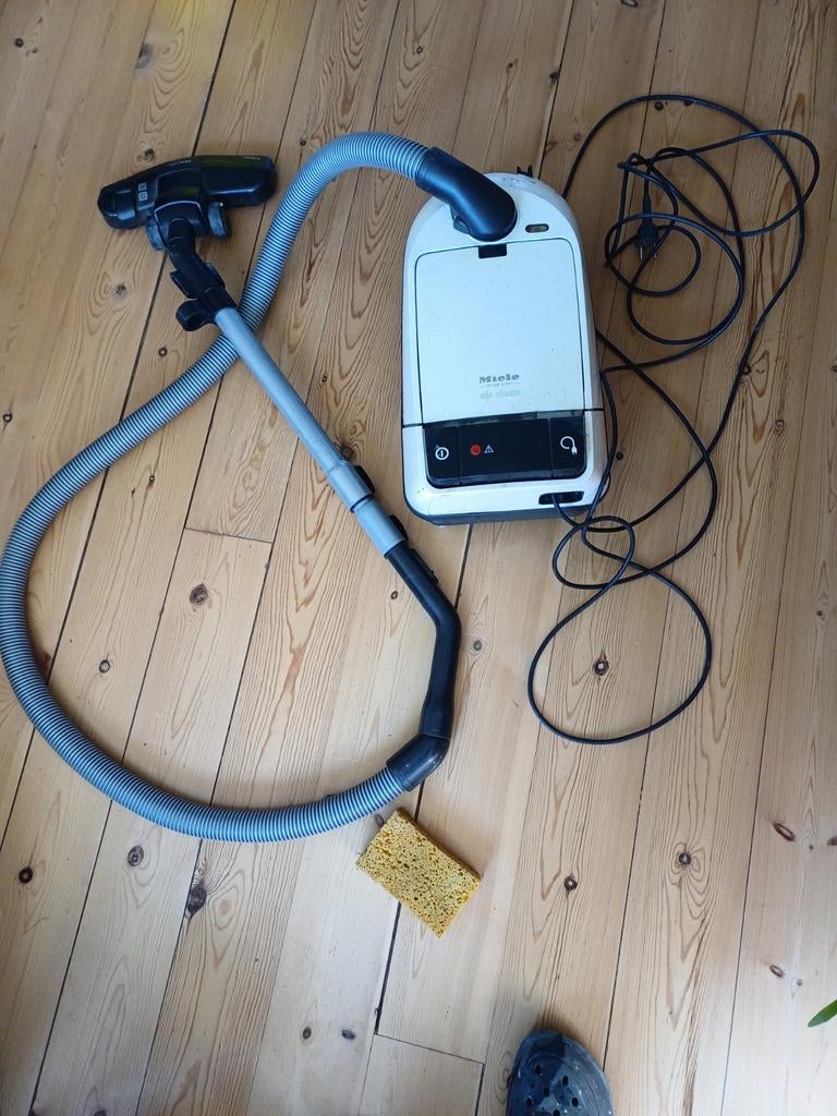 Miele stofzuiger 1200 Watt, Witgoed en Apparatuur, Stofzuigers, Ophalen of Verzenden, Gebruikt, 1200 tot 1600 watt