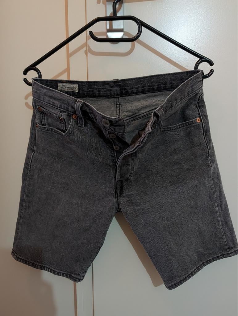 Levi's kort W29, Zwart, Ophalen of Verzenden, Zo goed als nieuw, W28 - W29 (confectie 36)