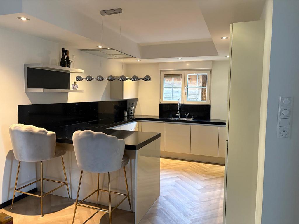 Luxe Poch & Pol keuken + Miele apparatuur | Composiet | Bar, Ophalen, U-keuken, Zo goed als nieuw, Crème