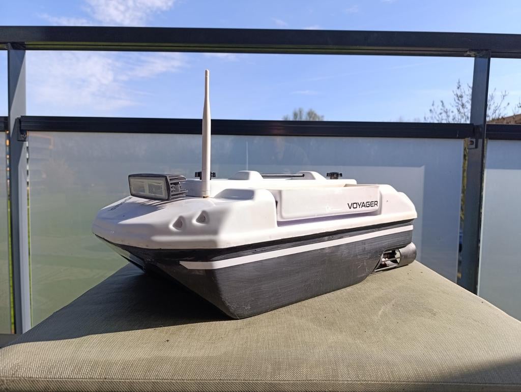 Voyager voerboot zwart/wit met Deeper Chirp+ en voerboottas!, Ophalen of Verzenden, Gebruikt