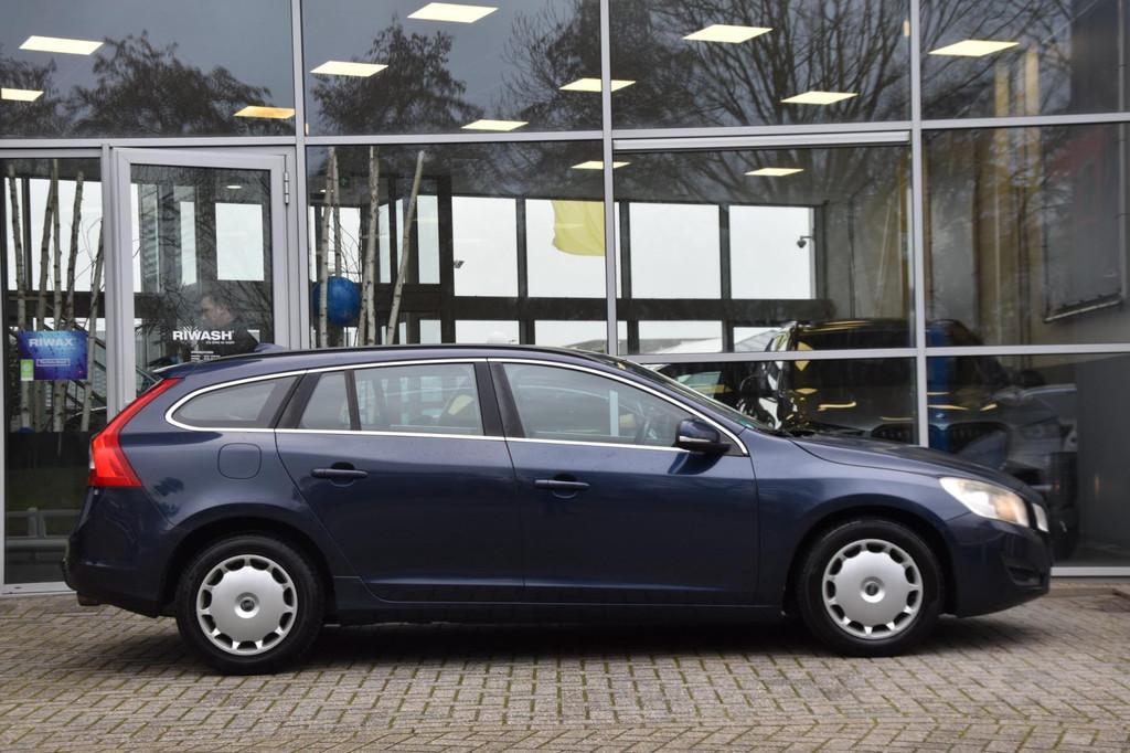 Volvo V60 1.6 T4 Momentum Airco Elek. Ramen Pdc Trekhaak 1st, Auto's, Volvo, Voorwielaandrijving, Gebruikt, 4 cilinders, Blauw