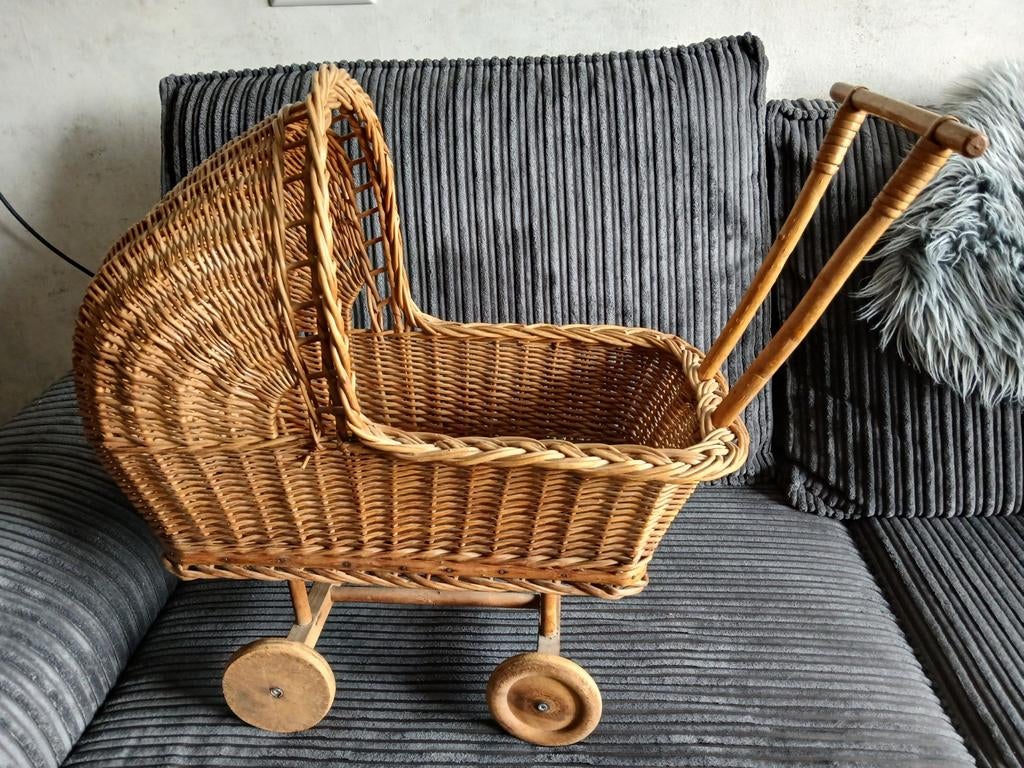 Vintage rotan poppenwagen - handgemaakt, Kinderen en Baby's, Speelgoed | Overig, Ophalen of Verzenden, Gebruikt, Meisje