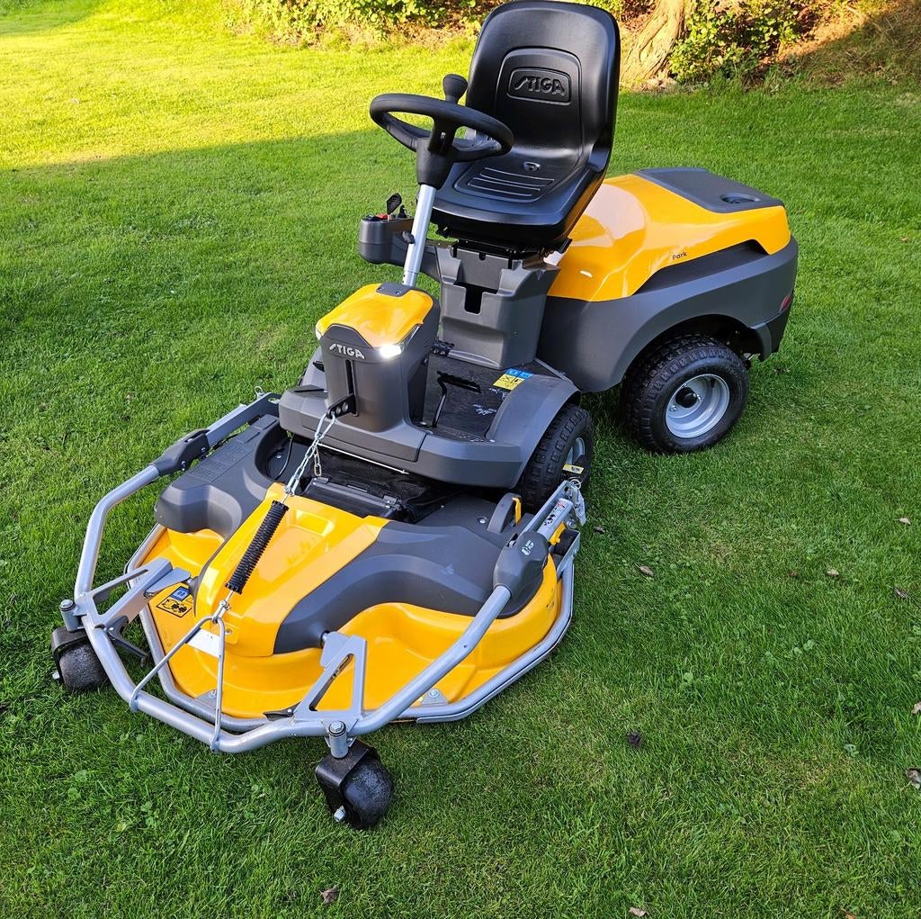 Stiga park 4wd zitmaaier hst frontmaaier zitmaaier mulch, Tuin en Terras, Zitmaaiers, Ophalen of Verzenden, Zo goed als nieuw