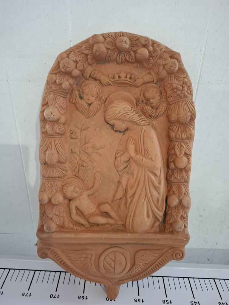 Plaquette van aardewerk religieuse voorstelling., Ophalen