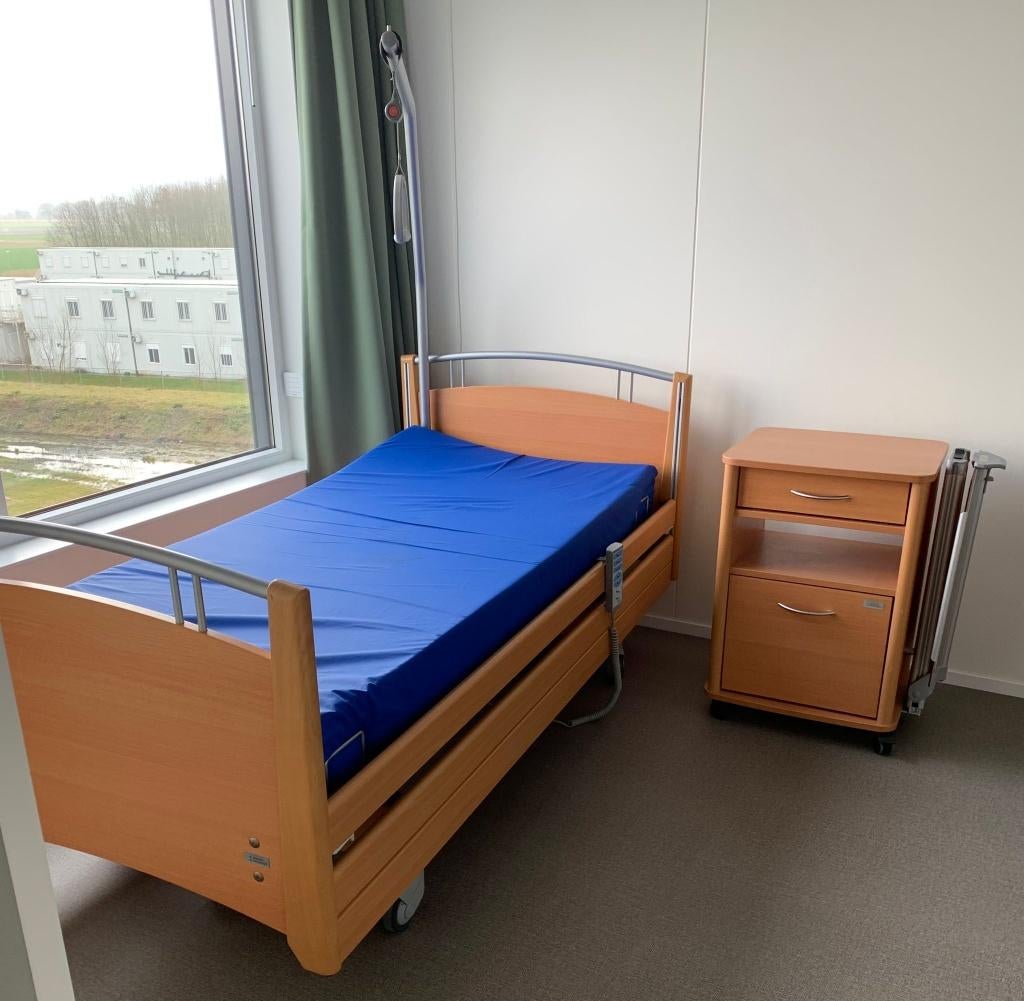 Hoog-laag bed - verpleegbed - thuiszorgbed, Diversen, Verpleegmiddelen, Zo goed als nieuw, Ophalen