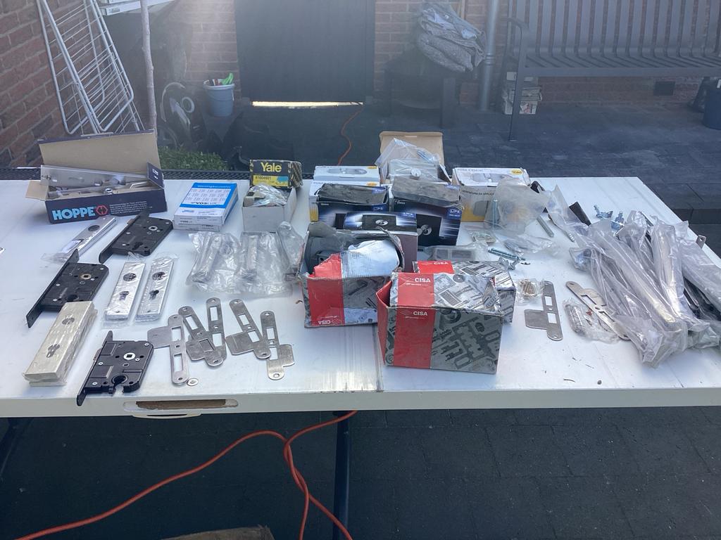 Grote partij deurbeslag, sloten en scharnieren, Doe-het-zelf en Verbouw, Hang- en Sluitwerk, Ophalen, Nieuw, IJzer, Slot