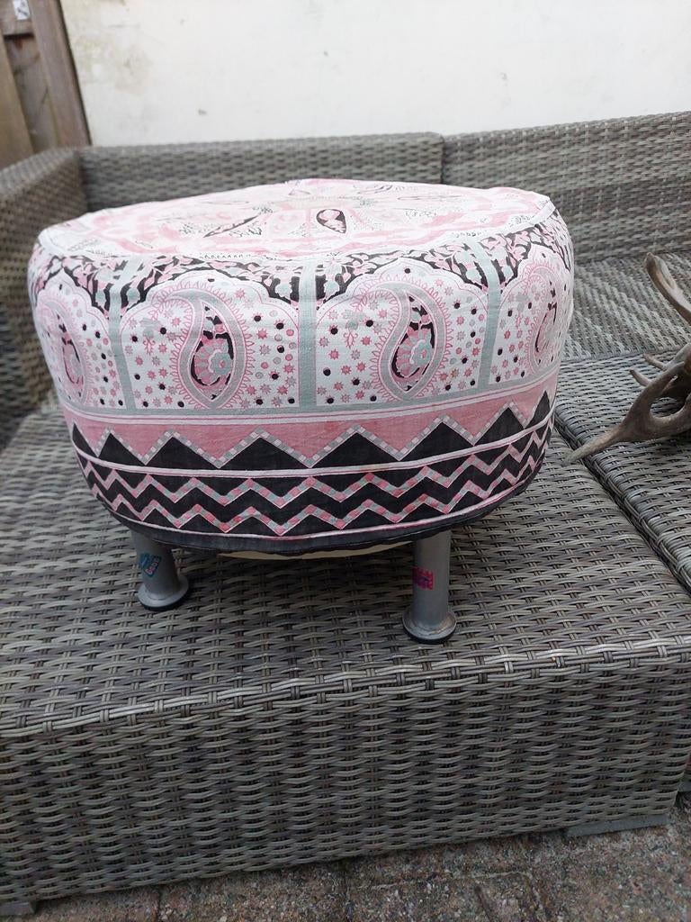 Laag Krukje / poef. Ikea met zachte zitting, Ophalen, Hout