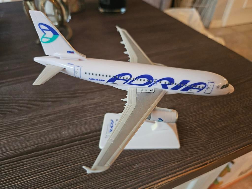 Adria Airways Airbus A319 schaalmodel, Verzamelen, Luchtvaart en Vliegtuigspotten, Zo goed als nieuw, Ophalen of Verzenden