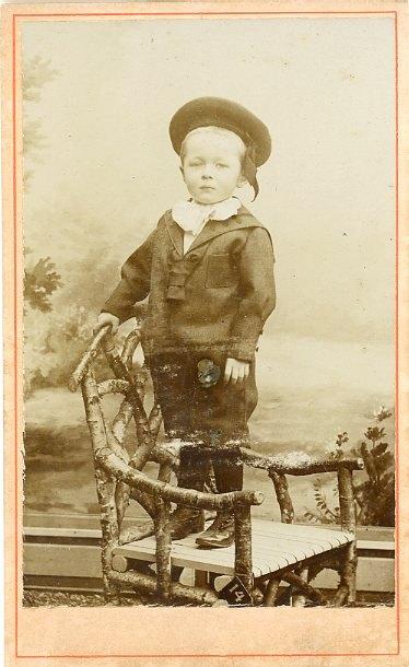 CDV – Kleine jongen op stoel, A.C. CORDES LEIDEN (PH067), Verzamelen, Foto's en Prenten, Gebruikt, Verzenden, Foto, Voor 1940
