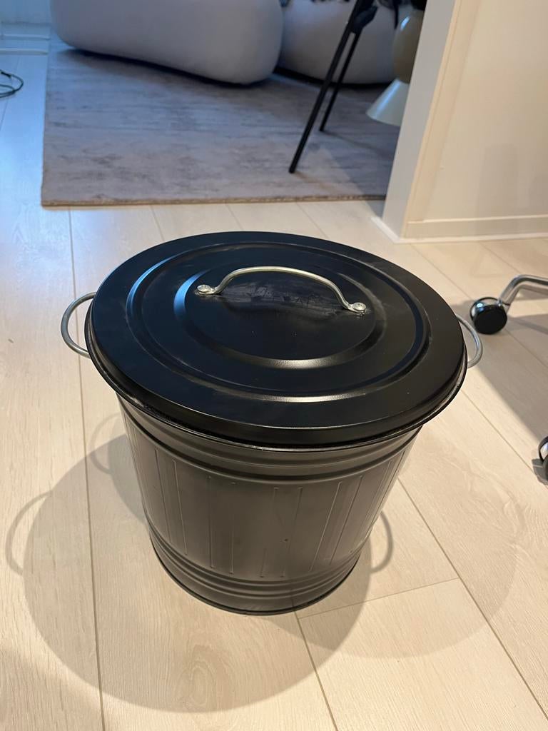 Zwarte metalen prullenbak met deksel, Ophalen, Gebruikt, 50 tot 75 cm, 20 tot 30 liter