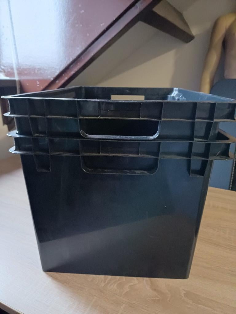 Twee identieke grote zwarte CURVER stapelbare bakken, Ophalen, 50 tot 75 cm, Bak of Kist, Zo goed als nieuw