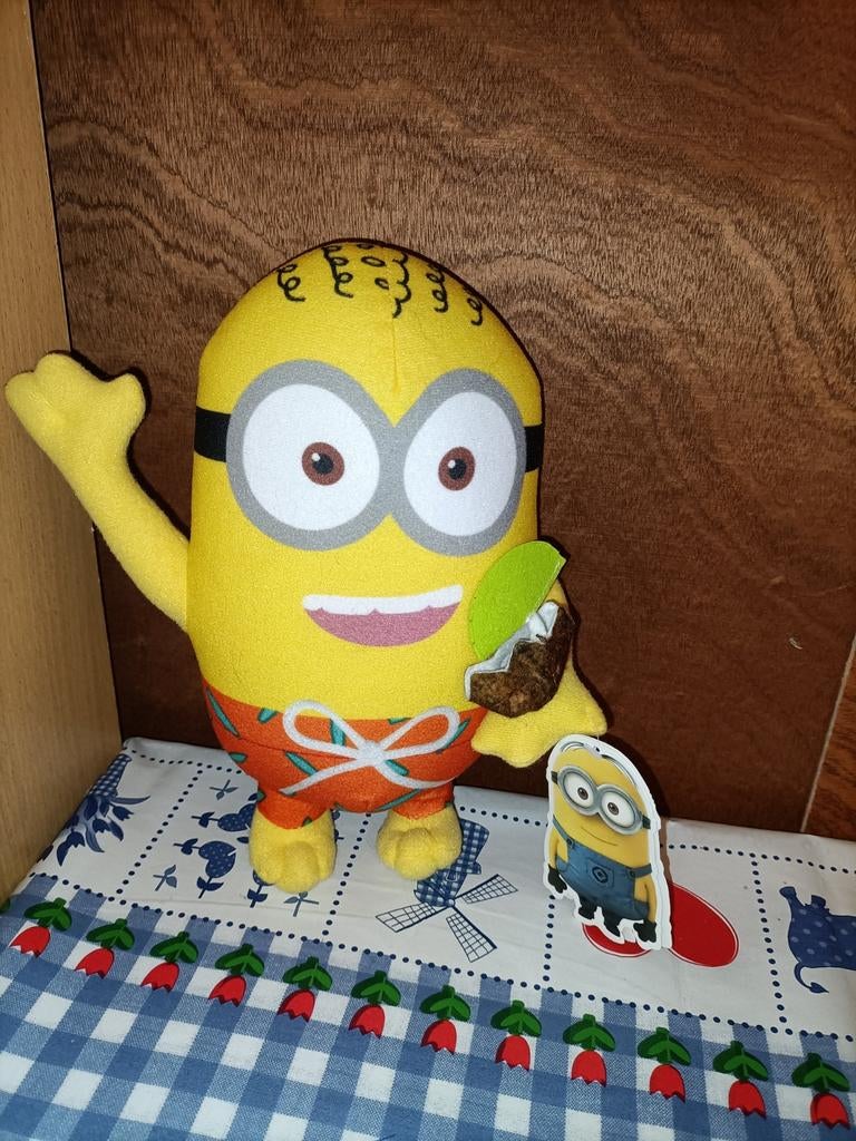 Minions knuffel nieuw met kaartje met zwembroek en cocktail, Ophalen of Verzenden, Zo goed als nieuw, Overige typen