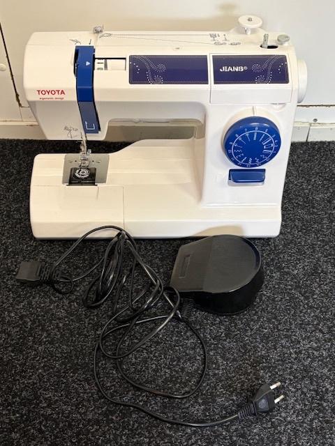 Toyota Naaimachine met toebehoren, Ophalen, Zo goed als nieuw, Naaimachine, Overige merken