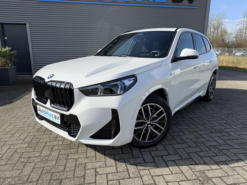 BMW X1 sDrive20i M Sport Premium Pack Panoramadak Trekhaak K, 1525 kg, 156 pk, Met garantie (alle), Wit