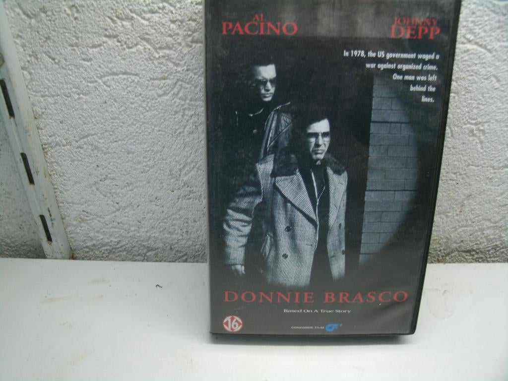 vhs 83b donnie brasco, Alle leeftijden, Ophalen of Verzenden, Zo goed als nieuw, Actie en Avontuur