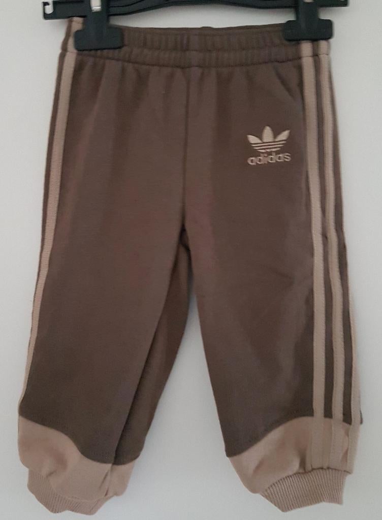Bruine Adidas joggingbroek maat 80 NIEUW (0645) a, Adidas, Broekje, Nieuw, Ophalen of Verzenden