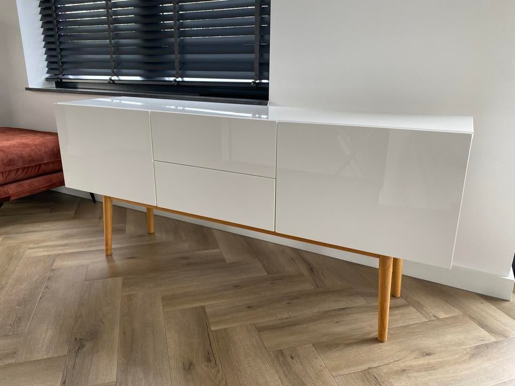 Modern wit tv-meubel met houten poten (160x40x72 cm), Gebruikt, 150 tot 200 cm, Ophalen of Verzenden, Minder dan 100 cm