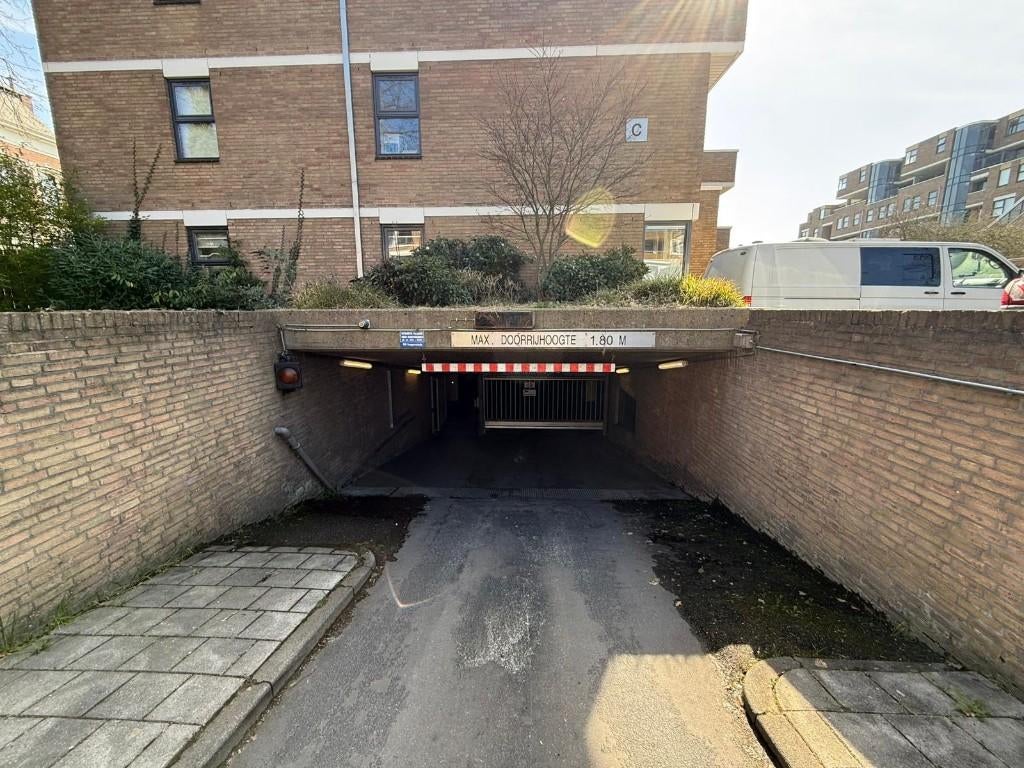 Overdekte parkeerplaats in Groningen, Auto diversen, Autostallingen en Garages